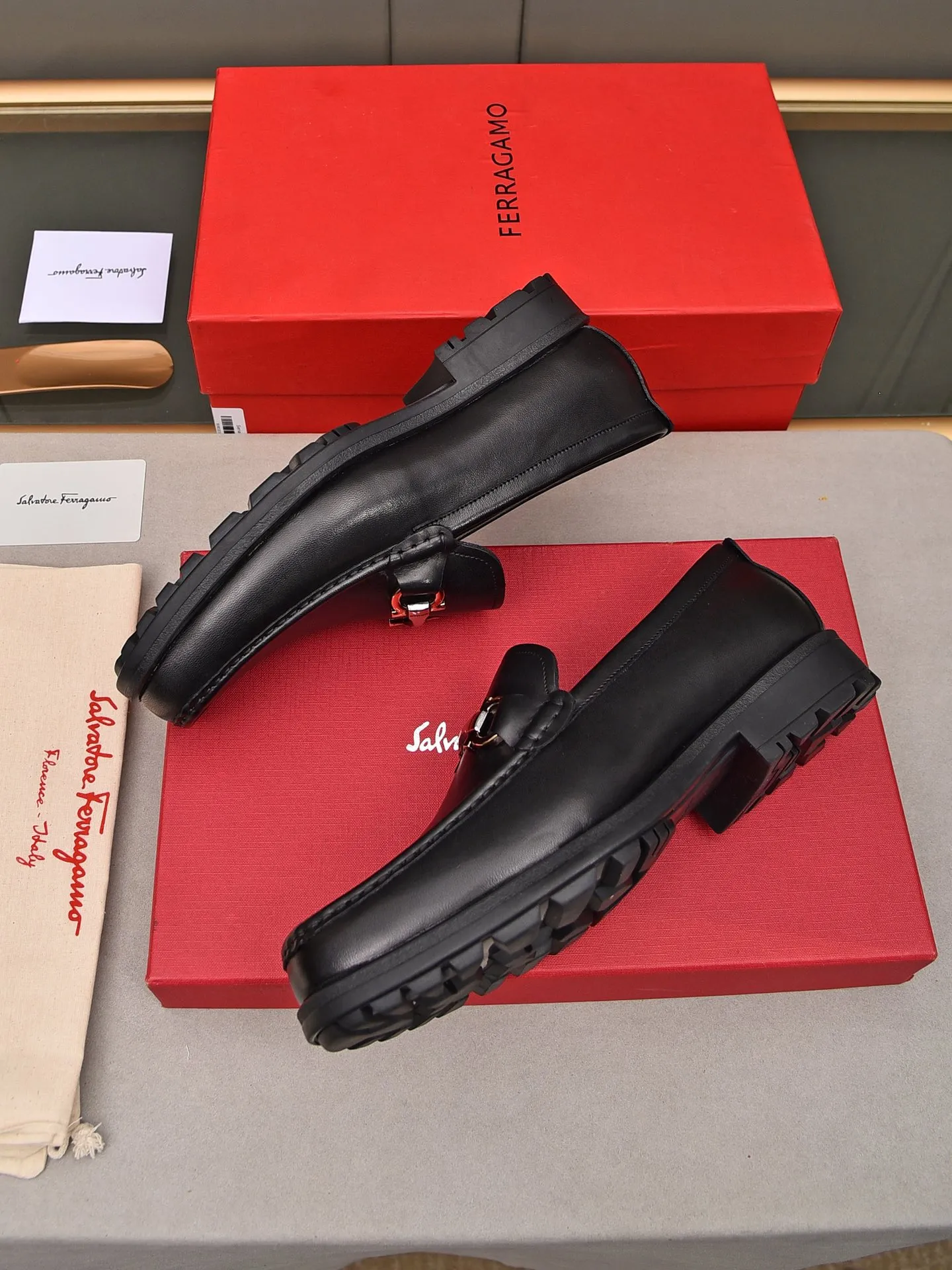Men's shoes 💰: 500 Brand: Ferragamo Size: Men's size 38/44 (45 can be customized) Grade: Same style as the official website High-end quality men's shoes Material: Original first-layer calfskin Water-dyed cowhide lining Original outsole Style categories: Men's fashionable formal business casual leather shoes Slip-on men's shoes high-top series Young fashion European and American trends British style Casual matching Comfortable feet